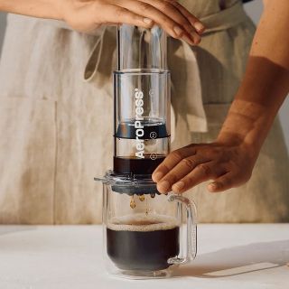☕ AeroPress: Malý kávovar, velká chuť! Možná vypadá trochu jako laboratorní pomůcka. 😄 Ale právě tahle nenápadná věcička...