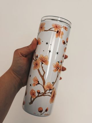 Elegantný kúsok, ktorý ti v batohu či kabelke nesmie chýbať. 🌸Naša štýlová termoska s čerešňovým kvetom ťa podrží v lete...