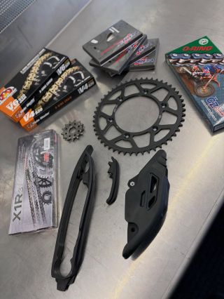 Výběr řetězových sad, vodítka a lízátka řetězu skladem pro KTM, Husqvarnu, Gas Gas i Betu ✅ Potřebuješ díly? Ozvi se 📩 . ....