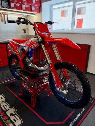 A máme ji tu 😍 Nová Beta RX 350 2T MY26 ❗️ Brzdy se můžete těšit na videa kde budeme připravovat tuhle motorku podle NÁS ✅...