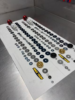 Individuální nastavení tlumičů? Není problém ✅ Tlumiče ladíme přímo na Vaše požadavky pomocí zlatých pístků @racetechinc 🔥...