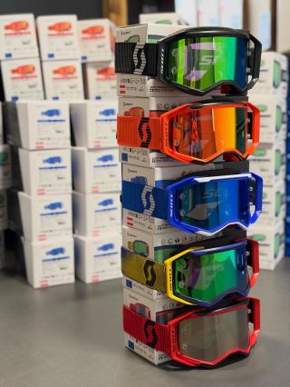 Náš sklad je na sezonu připraven 🔥 Máme tu hromadu nových Scott Prospect 2.0, pokud ještě nemáš brýle, jdi na...