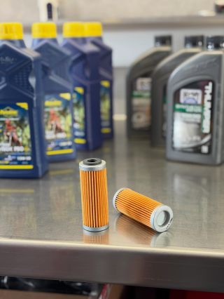 Kup aspoň 2 litry oleje 10W-50 / 15W-50 a my ti přihodíme olejový filtr HF652 pro tvoje KTM, Husqvarna nebo Gas Gas ✅ . ....