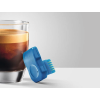 JURA Smart Connect – modrý Bluetooth adaptér pri pohári kávy