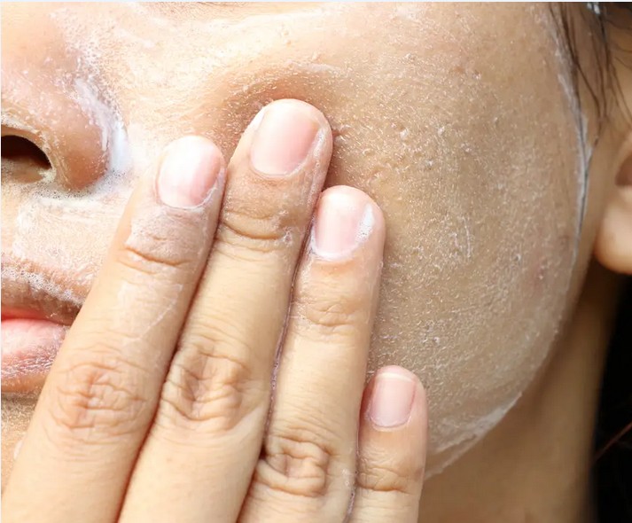 Exfoliácia pleti: dosiahni „glass skin look“ –  vyhladzuj póry, zabráň akné a obnovuj kožnú bariéru