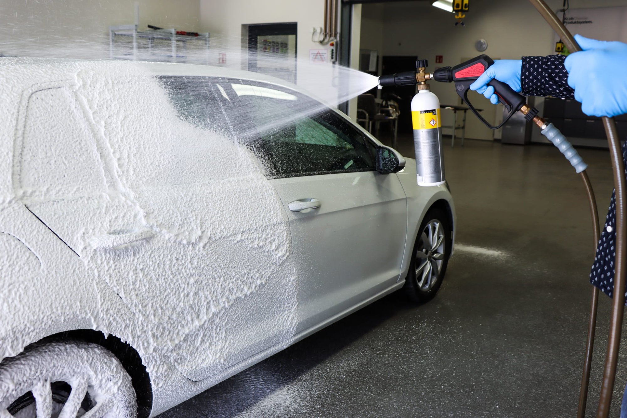 Ako používať snow foam: 9 pro tipov pre aktívnu penu na auto