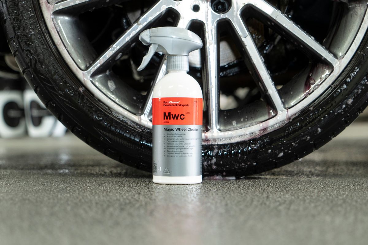 Čistič diskov bez kyselín Koch Chemie Magic Wheel Cleaner 500 ml postavený pred mokrým hliníkovým diskom.