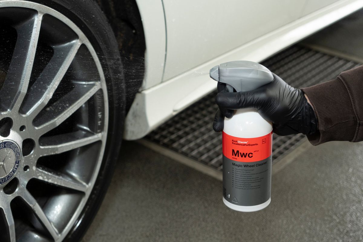 Nastriekanie čističa diskov Magic Wheel Cleaner na hliníkový disk.