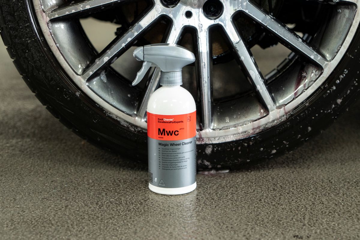 Fľaša Magic Wheel Cleaner pred diskom, po ktorom stekajú červené stopy čističa rozpúšťajúceho brzdový prach.