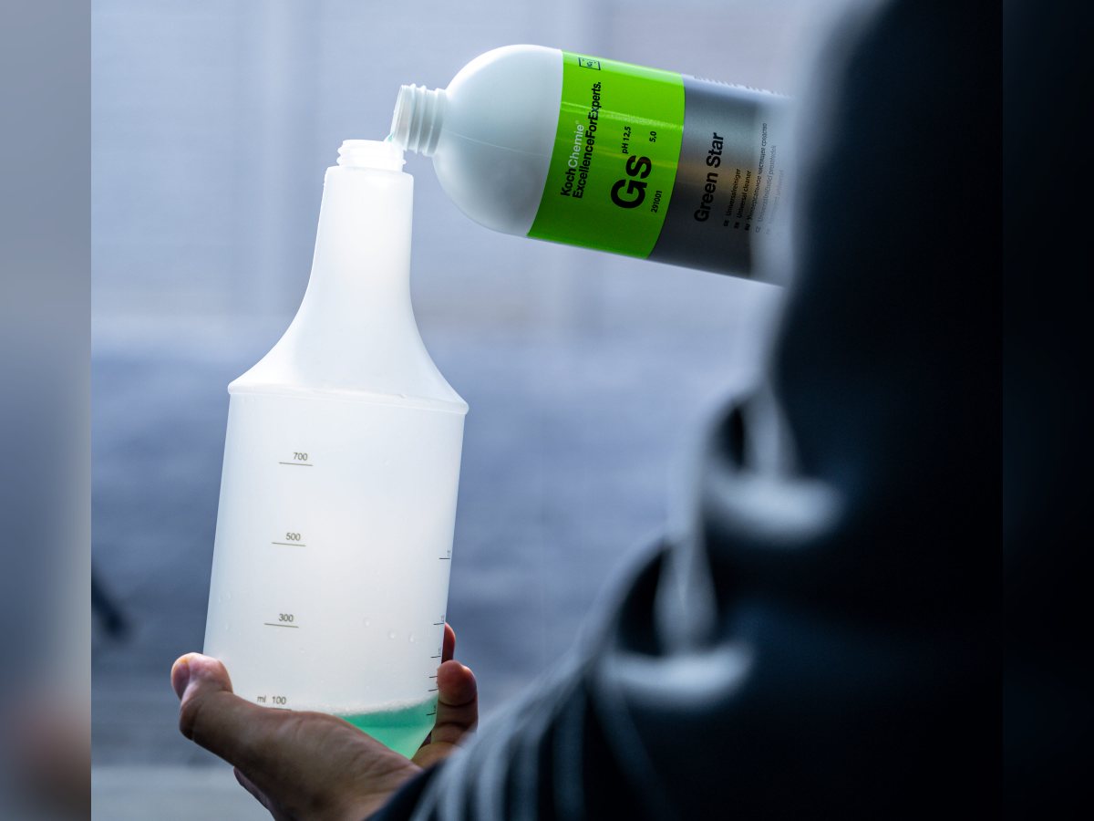 Nalievanie koncentrátu Koch Chemie Green Star do fľaše s rozprašovačom so stupnicou.