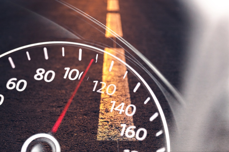 tachometer ukazujúci rýchlosť jazdy auta