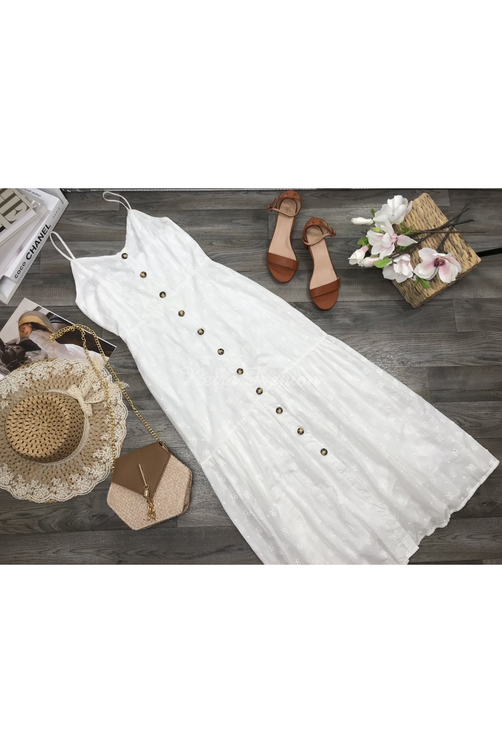 biele dlhé perforované šaty na gombíky