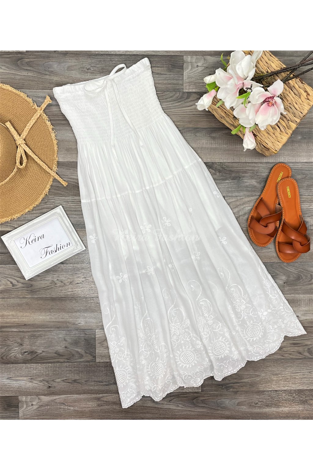 biele vyšívané šaty