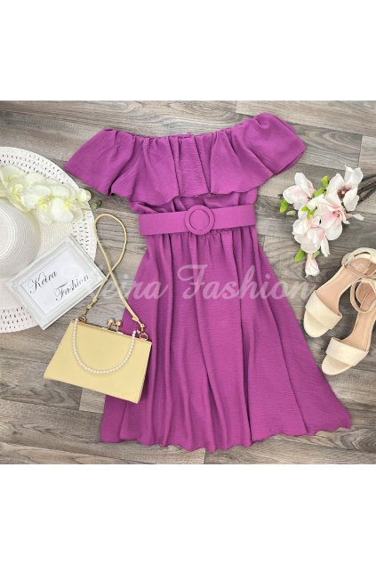 fialové šaty s volánmi a opaskom
