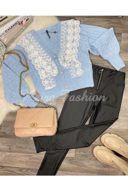 modrý sveter s čipkou