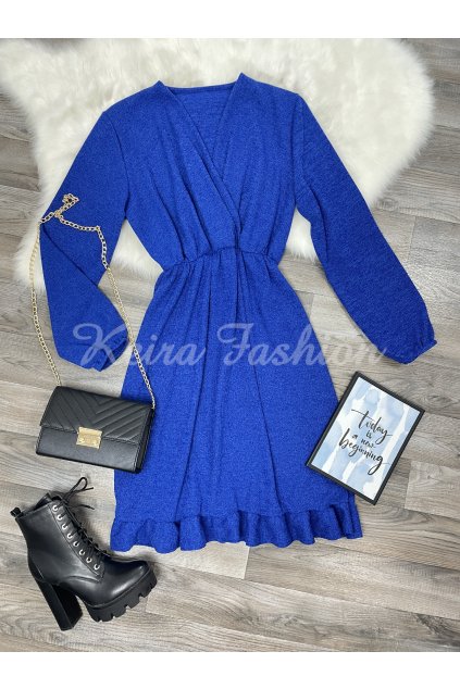 teplé šaty v kráľovskej modrej farbe