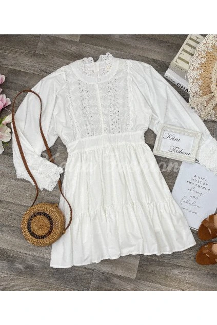 biele vyšívané šaty