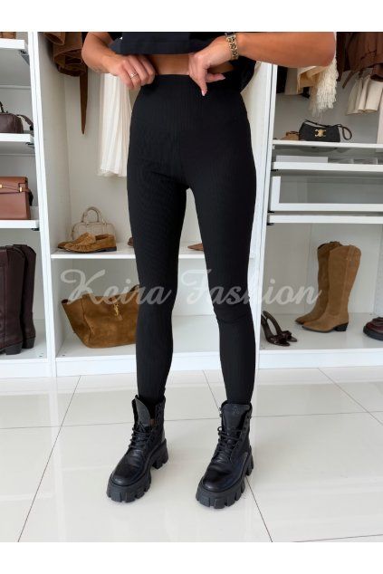 čierne rebrované legíny