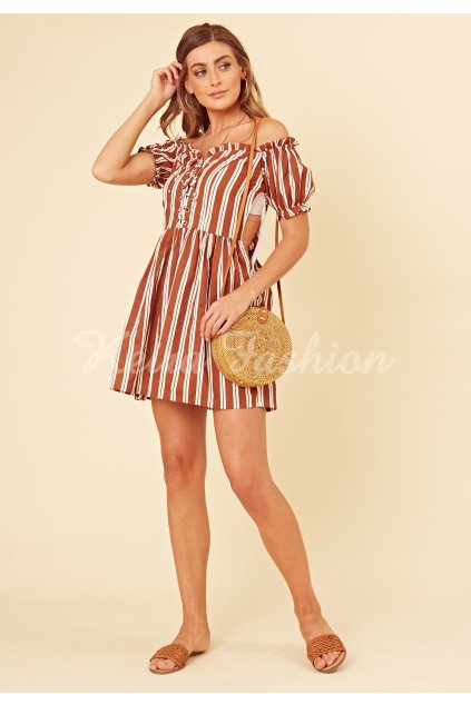 hnedé pásikavé šaty na leto s odhalenými ramenami