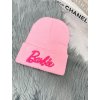 ružová čiapka s nápisom barbie