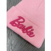 ružová čiapka s nápisom barbie