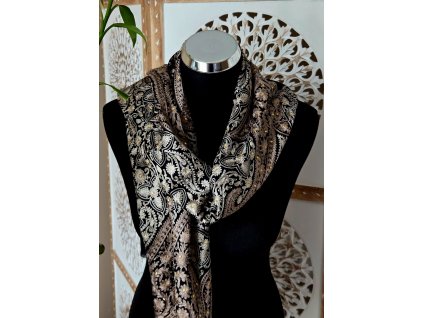 Aranyfény az Éjben – csillogó vállkendő