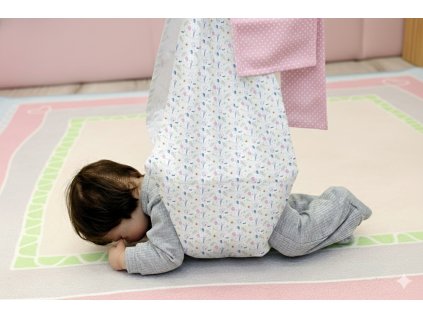 Pas na lezeni jarni louka s ruzovu