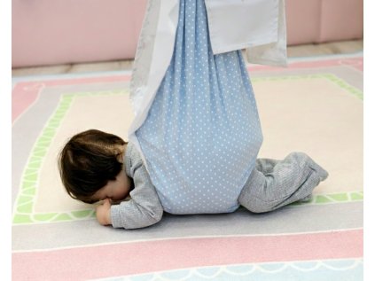 Pas na lezeni modry a bila tecka