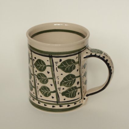 Malovaný hrnek s lístkovým vzorem
