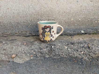 hrnek holka ve žlutých šatech