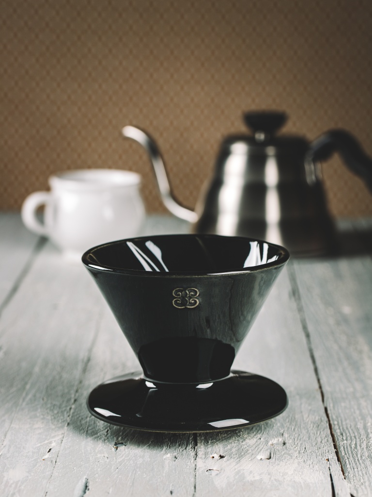 Levně Keramika Vanya Dripper - překapávač na kávu - černý
