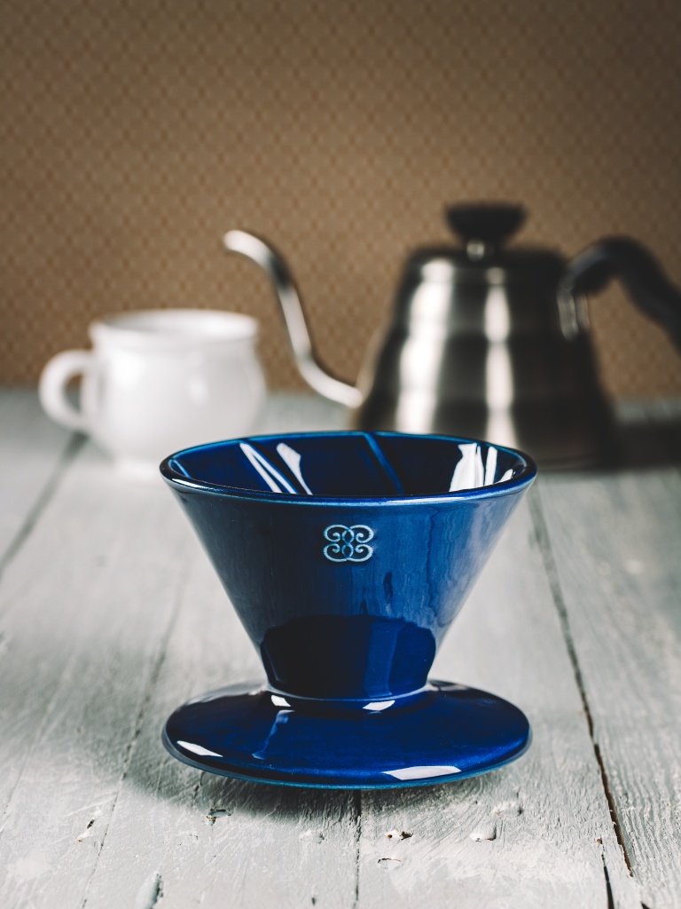 Levně Keramika Vanya Dripper - překapávač na kávu - kobalt