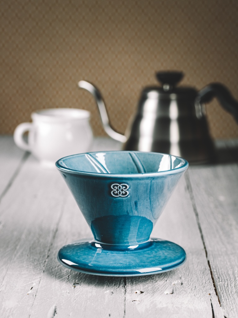 Levně Keramika Vanya Dripper - překapávač na kávu - modrý