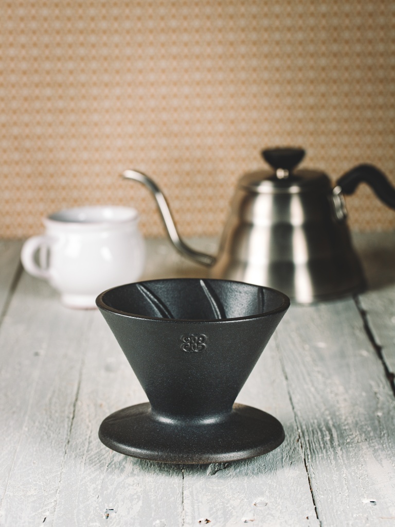 Levně Keramika Vanya Dripper - překapávač na kávu - černý matný