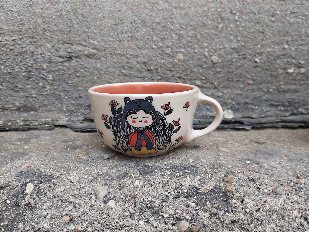 Levně Keramika Vanya Hrnek s ouškem - capuccino - Holka s ušankou