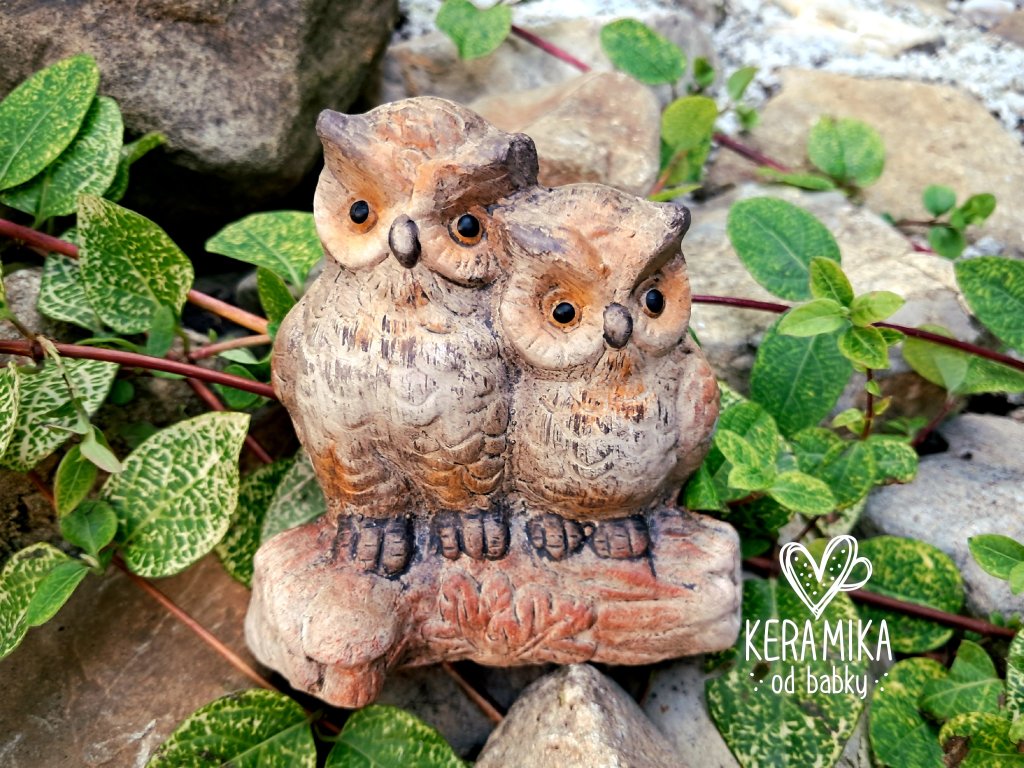 Keramické sovy na kmeni