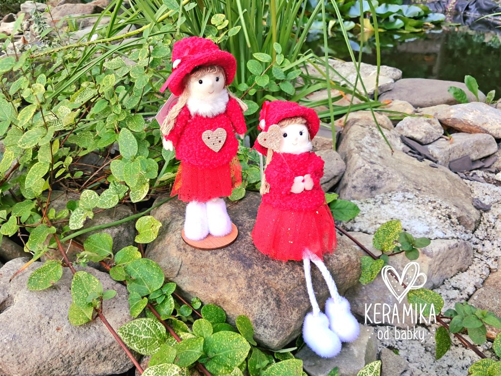 Látková panenka v červených šatech