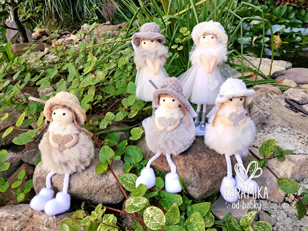 Panenka v bílé, šedé a béžové kombinaci