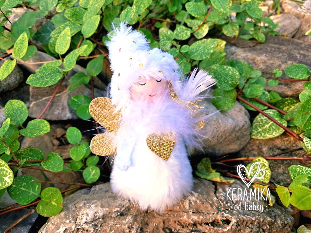 Andílek s peřím