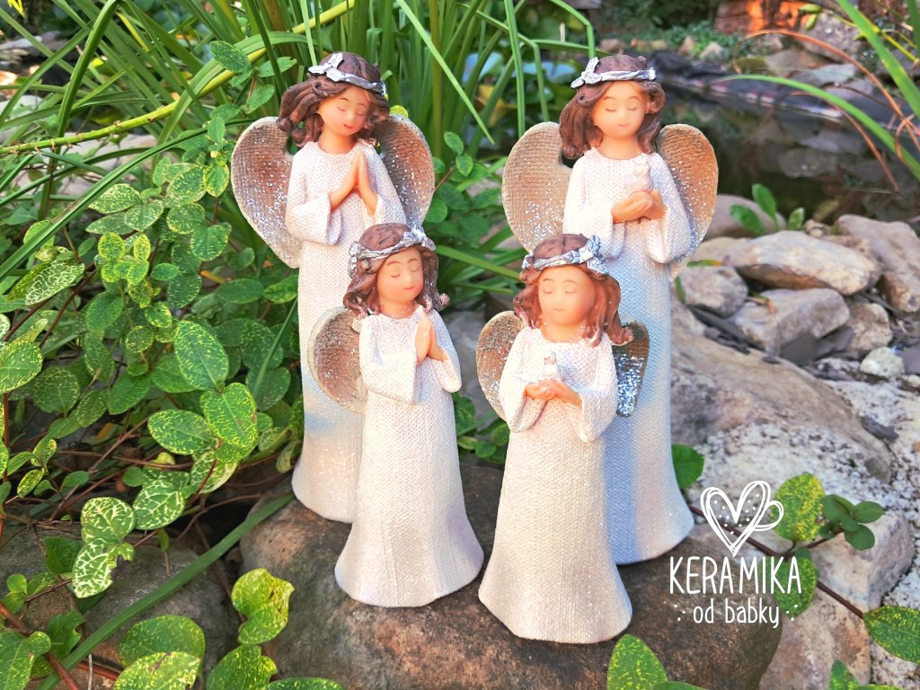 Anděl s věnečkem na hlavě