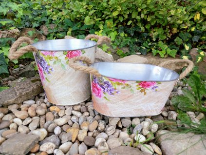 Plechový obal s květinovým vzorem