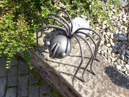 Pavouk z kovu a kamene