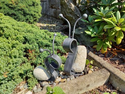 Šnek z kamene a kovu