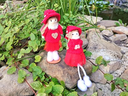 Látková panenka v červených šatech