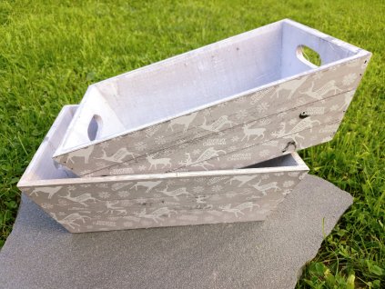 Dřevěná bedýnka s šedým nátěrem