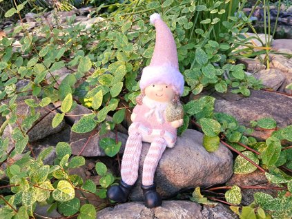 Holčička s látkovýma nožičkama