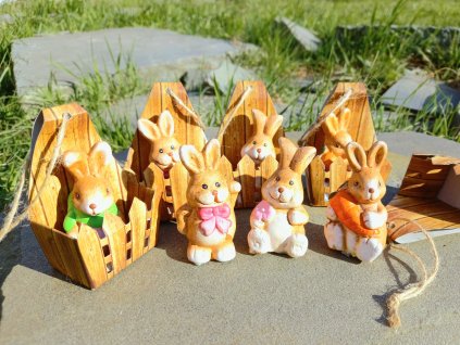 Keramický zajíček v papírové ohrádce