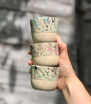 Hlásím srdíčkový kalíšky a hrnky v procesu, protože Valentýn za dveřma! ♥️😁 doskladníme začátkem února 💫 #ceramics #love...