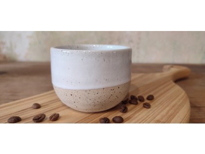 Bílý cup cappuccino