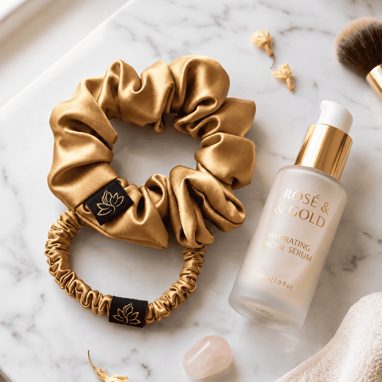 Hodvábne gumičky Pure Silk Ritual v kompozícii s kozmetikou